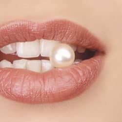 Lippen mit Perle zwischen Zähnen
