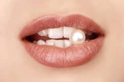 Lippen mit Perle zwischen Zähnen