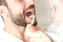 Baby putzt Vater die Zähne