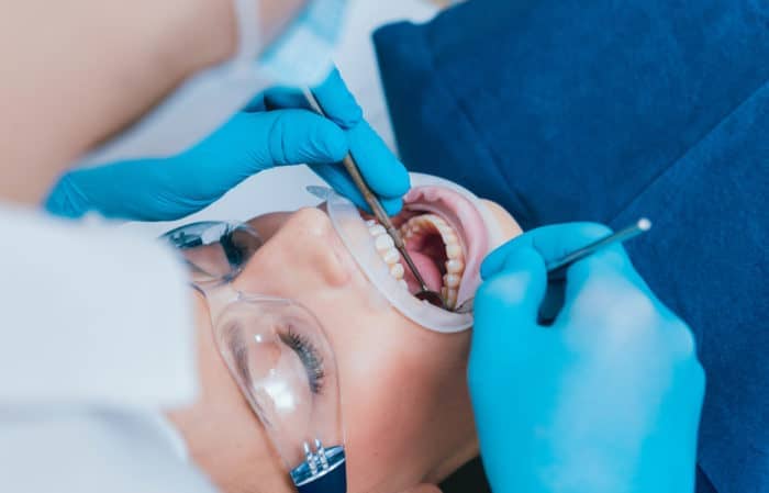 Erneut strahlen mithilfe der oralen Chirurgie