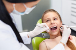 Zahnarzt-Assistentinnen bei Kinderbehandlung